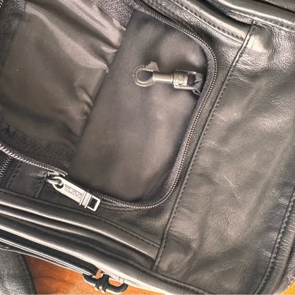 RARE! TUMI black Napa leather crossbody bag w/adjustable shoulder strap. - Picture 9 of 9
